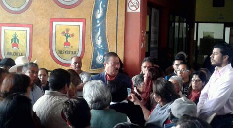 Le sale lo bravucón y logra intimidar a diputados locales