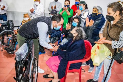 Entrega SMDIF Apizaco accesorios para adultos mayores y discapacitados imagen 1