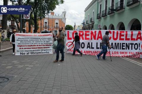 Unos cuantos se manifiestan por la construcción de una nueva carretera en Calpulalpan