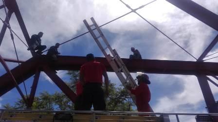 Intenta suicidarse en el Puente Rojo y pone en jaque a bomberos imagen 3