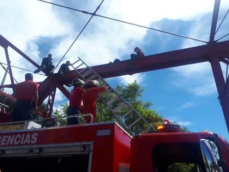 Intenta suicidarse en el Puente Rojo y pone en jaque a bomberos imagen 2