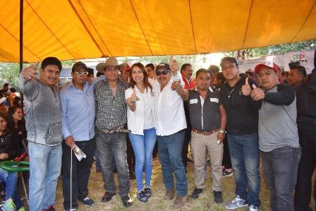 Reconoce Ayometla y Xicohtzinco labor de Sandra Corona