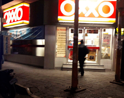 Cometen jóvenes el primer saqueo de un Oxxo en Apizaco