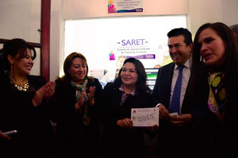 Entrega SARET en línea del Ayuntamiento Capitalino primera licencia de funcionamiento