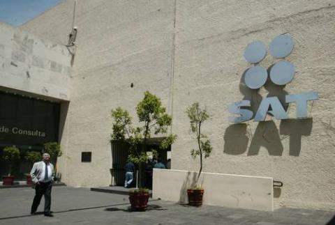 Perdonan pagos fiscales a grandes empresas y bancos