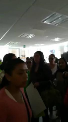 Padres de familia se manifiestan en las instalaciones de la USET
