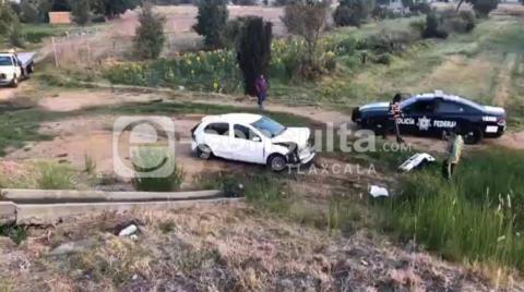 Ebrios vuelcan su vehículo y huyen del lugar para evadir a la ley