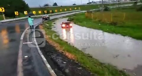 Se sale de la carretera por la lluvia