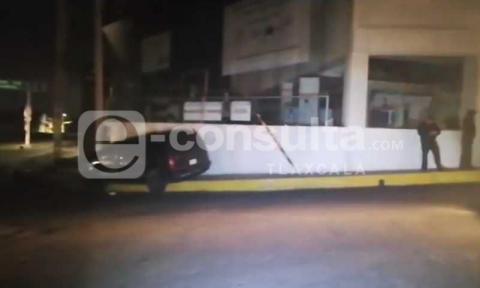 Choca su vehículo y huye del lugar en Santa Úrsula Zimatepec