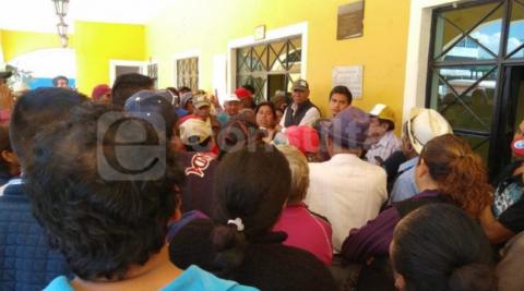 Exigen a alcalde de Xaloztoc que no sea transa y entregue recursos del campo
