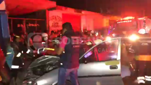 Choca automóvil y queda una persona prensada imagen 1