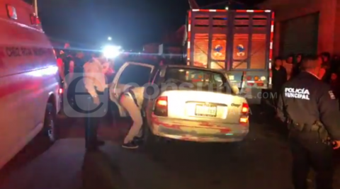 Choca automóvil y queda una persona prensada imagen 2