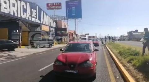 Por ir hablando por teléfono mujer provoca carambola