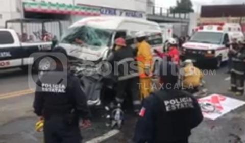 Queda chófer prensado en accidente