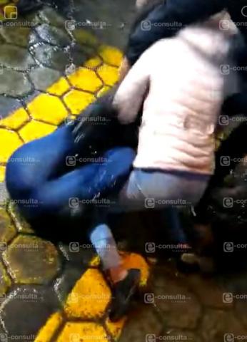 Video de mujeres desgreñandose en la feria de Xaloztoc imagen 1