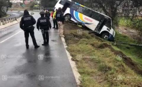Se accidenta autobús de ATAH sobre la carretera Tlaxcala-Apizaco