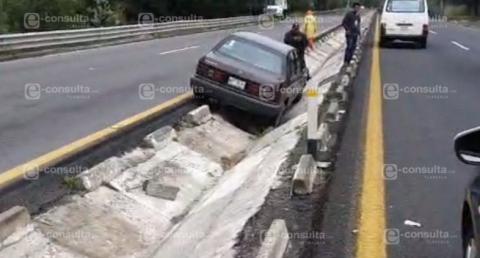 Pierde el control y se va a la cuneta sobre la carretera Tlaxcala-Apizaco