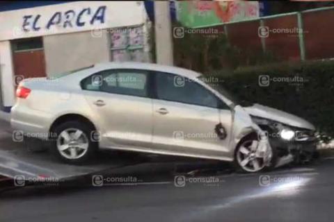 Choca su vehículo contra el bar El Arca y huye del lugar