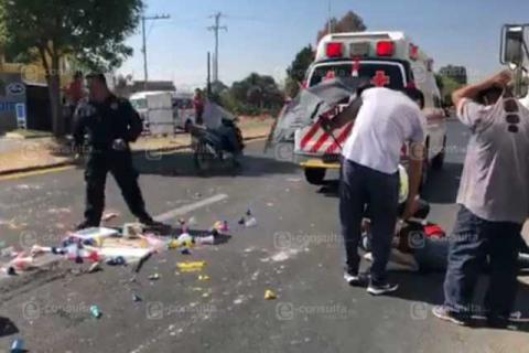 Señor de los raspados vuelca su triciclo y tiene aparatosa caída