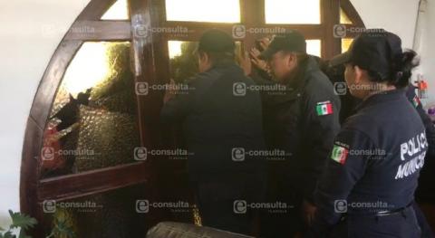Tocan las campanas en Teolocholco; pobladores arremeten contra alcalde imagen 1