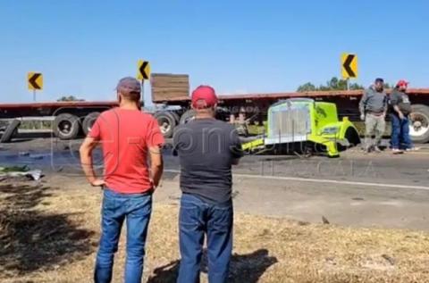 Camiones chocan de frente y dejan un saldo de dos heridos en la carretera a Tlaxco
