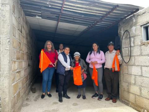 Alcalde de Xaltocan supervisa la construcción de pisos firmes en las comunidades imagen 2