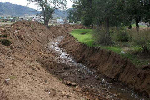 Realiza Secoduvi trabajos de desazolve en barranca de Tlaxco
