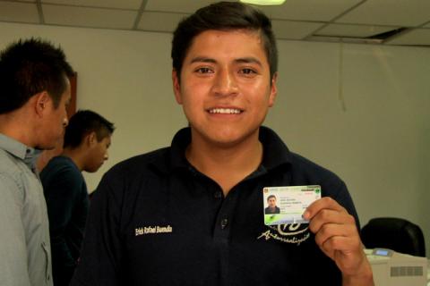 Entregan credenciales de descuento para transporte público en Tlaxcala