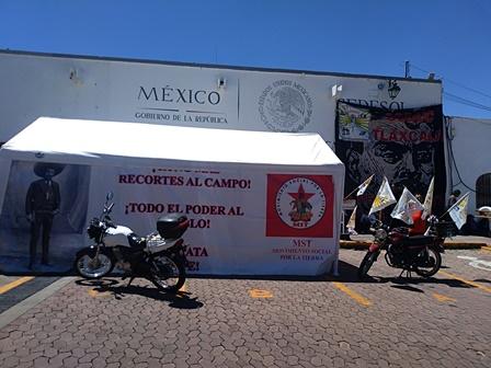 Vuelven campesinos a instalar plantón en delegación de Sedesol imagen 1