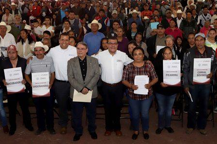 Entrega Sefoa cartas de autorización a más de mil 200 familias