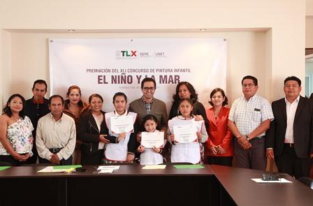 Premian a ganadores del concurso de dibujo El Niño y la Mar