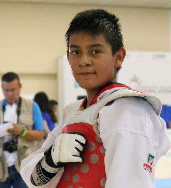 Felicita secretario de Educación a taekwondoin tlaxcalteca