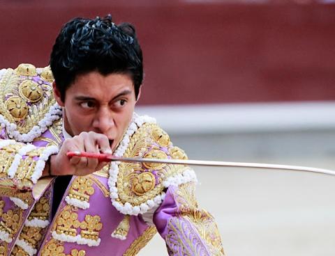 Regresa Sergio Flores al ruedo tras severas cornadas