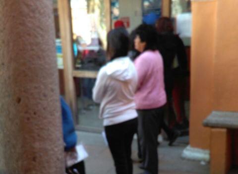 Hacen fila por horas, llega Procuradora y los ‘brinca’ para sacar su licencia