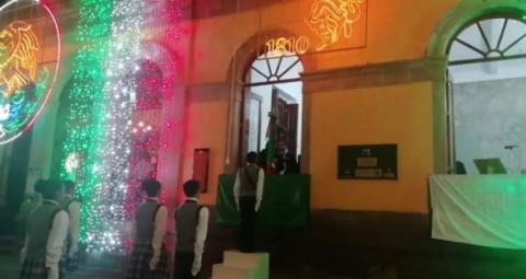 Ciudadanos se la mientan a la presidenta de Tlaxco durante el grito de independencia