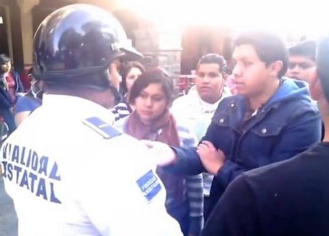 Estalla padre de normalista desaparecido ante burlas de agente de Vialidad