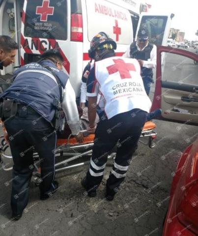 Ejecutan a mujer y lesionan a hombre en pelea de narcomenudistas