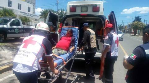Elementos de vialidad de la SSC, brindan apoyo a una mujer en Calpulalpan
