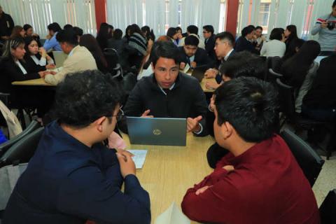 Estudiantes de Administración UATx aplican sus capacidades en simulador de marketing imagen 2