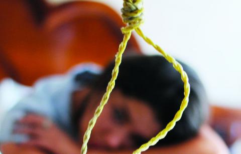 Se cuelga joven en su recámara y oculta los motivos a su padres