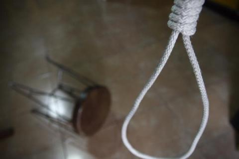 Macabro hallazgo familia encuentra ahorcado a un sujeto en el patio de su casa