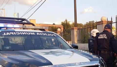 Sujeto intenta arrojarse de un puente en Calpulalpan tras discutir con su familia