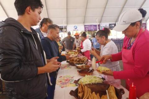 Familias enteras asistieron al festival del taco de canasta y el molote