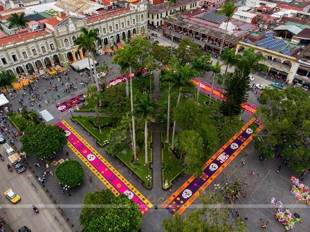 Luce monumental alfombra de Huamantla en el municipio de Córdoba