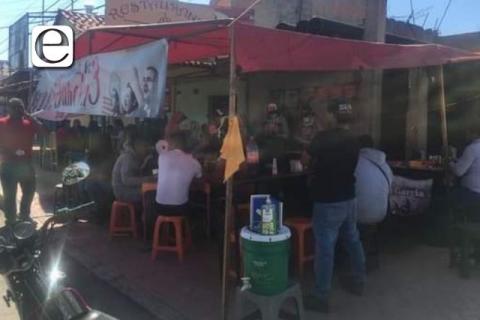 Taqueros gandallas se adueñan de la banqueta; dejan sin paso al peatón