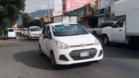 Taxistas exigen hablar con el gobernador