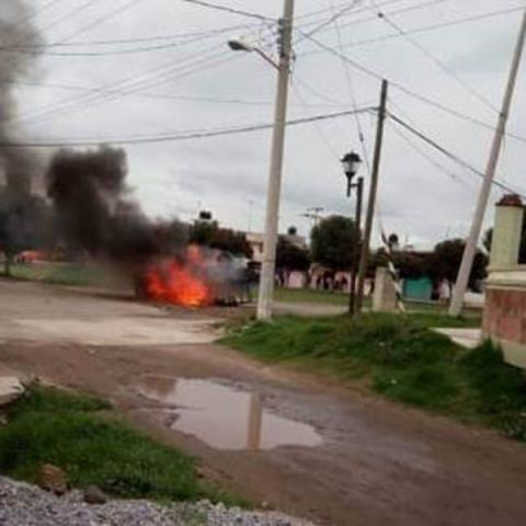 Por conflicto territorial, vecinos queman patrulla en Tepetitla