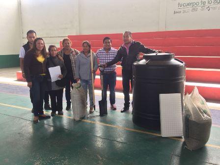 Entregan apoyos de huertos familiares y módulos para granjas imagen 1