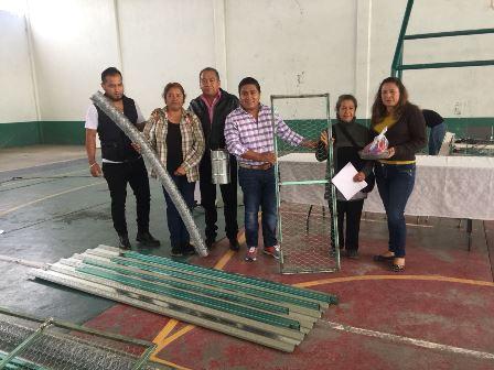 Entregan apoyos de huertos familiares y módulos para granjas imagen 2