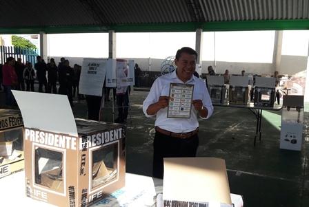 Emite el morenista Rubén Terán su voto en El Carmen Aztama